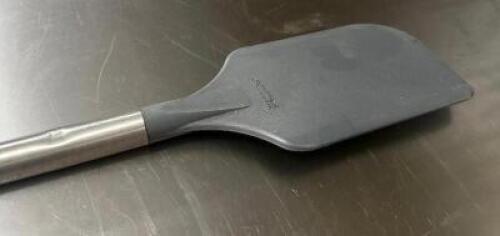 DESCRIPTION (2) LONG HANDLE RUBBER KETTLE SPATULAS ADDITIONAL INFORMATION NEW THIS LOT IS: SOLD BY THE PIECE LOCATION BAY 6 QTY 2