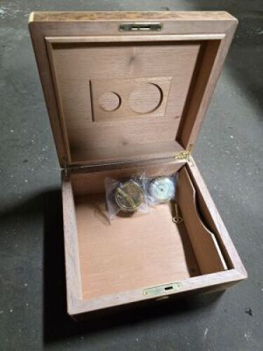DESCRIPTION: (1) CIGAR HUMIDOR BRAND/MODEL: INCLUDES HUMIDIFIER AND HYGROMETER QTY: 1