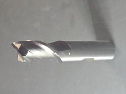 DESCRIPTION: (4) HSS SQ END MILL BRAND/MODEL: VC 720-9090 SIZE: 9mm DIA RETAIL$: $54.72 QTY: 4
