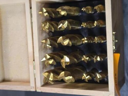 DESCRIPTION: (1) HSS SQ END MILL SET (20) PIECES BRAND/MODEL: VC 320-0000 SIZE: 3/16" TO 3/4" RETAIL$: $165.24 QTY: 1