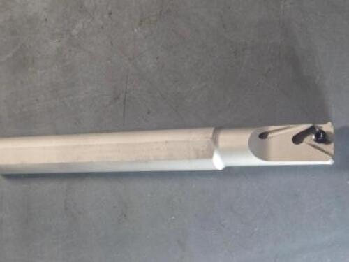 DESCRIPTION: (1) INDEXABLE THREADING TOOLHOLDER BRAND/MODEL: ISCAR 3892105 SIZE: 3/4" MIN BORE DIA 3/4" SQ SHANK RETAIL$: $183.00 QTY: 1