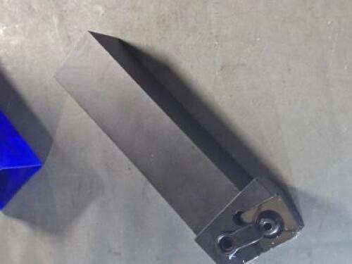DESCRIPTION: (1) MSRNR 24-8E INDEXABLE TURNING TOOLHOLDER BRAND/MODEL: UNKNOWN 91422733 SIZE: 1-1/4" SQ SHANK RETAIL$: $98.30 QTY: 1