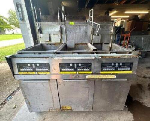 FRYMASTER THREE BAY NATURAL GAS DEEP FRYER