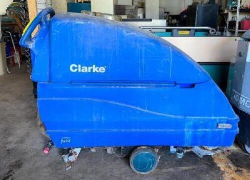 COMMERCIAL FLOOT SCRUBBING MACHINE