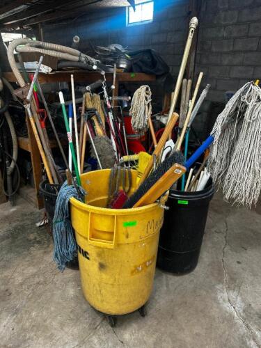 DESCRIPTION BRUTE TRASH CAN W/ CONTENTS - ASSORTED LONG HANDLES. THIS LOT IS: ONE MONEY QTY 1