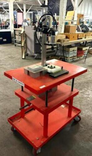 AUTOMATIC BOTTLE CAPPING MACHINE ON PRESTO LIFT TABLE