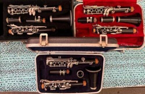 (3)- PLASTIC CLARINETS