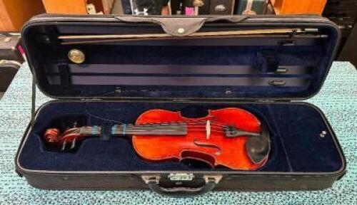 4/4 VIOLIN WITH CASE & BOW