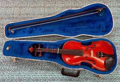 4/4 VIOLIN WITH CASE & BOW