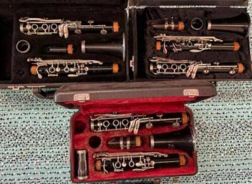 (3)- PLASTIC CLARINETS