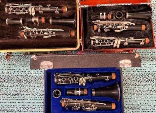 (3)- PLASTIC CLARINETS