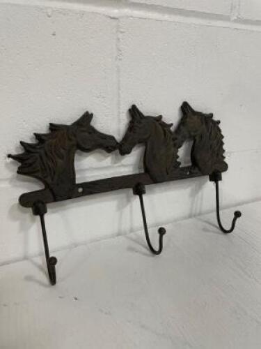 12" HORSE THEMED WALL DECORATION WITH HOOKS