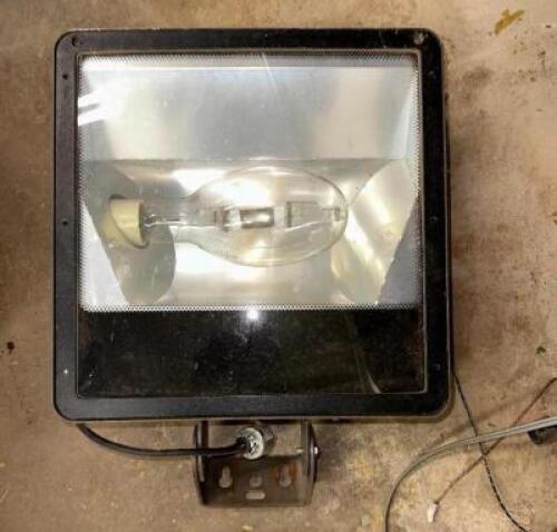 OUTDOOR HALOGEN FLOODLIGHT