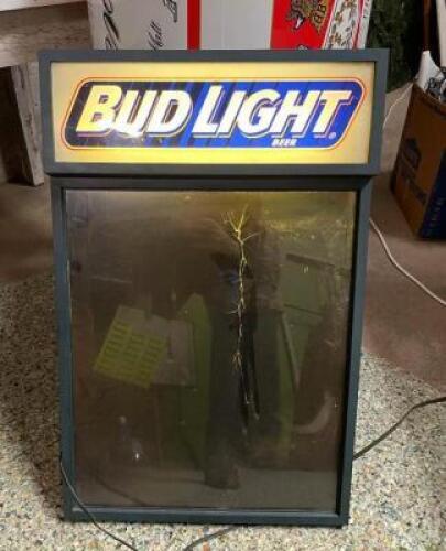 19" X 30" BUL LIGHT LIGHT UP SIGN (SMALL CRACK ON GLASS)