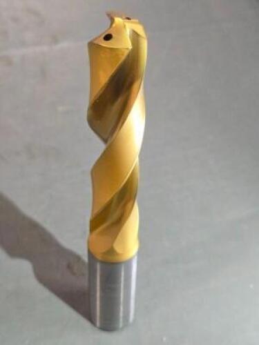 DESCRIPTION: (1) CARBIDE COOLANT THRU DRILL BIT BRAND/MODEL: KENNAMETAL B211A18400HP SIZE: 18.4mm DIA RETAIL$: $329.25 QTY: 1