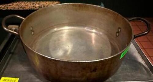 DESCRIPTION 16" ROUND HEAVY DUTY ALUMINUM ROASTING PAN. SIZE 16" R LOCATION ROOM 1 QTY 1