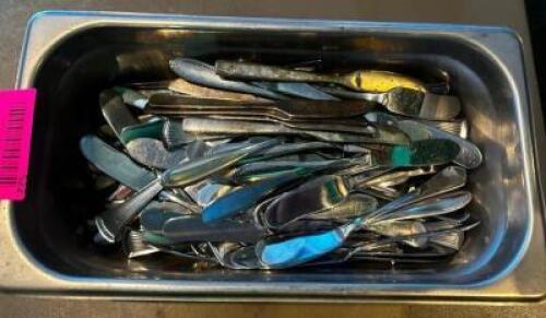 DESCRIPTION STAINLESS INSERT W/ CONTENTS - ASSORTED BUTTER KNIVES THIS LOT IS: ONE MONEY LOCATION ROOM 1 QTY 1