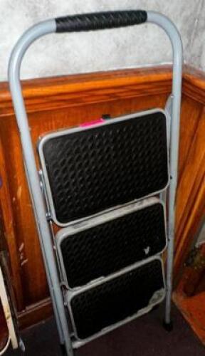 DESCRIPTION THREE STEP METAL FOLDING LADDER. LOCATION BAR QTY 1