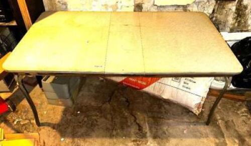 DESCRIPTION VINTAGE KITCHEN TABLE LOCATION BASEMENT 3 QTY 1