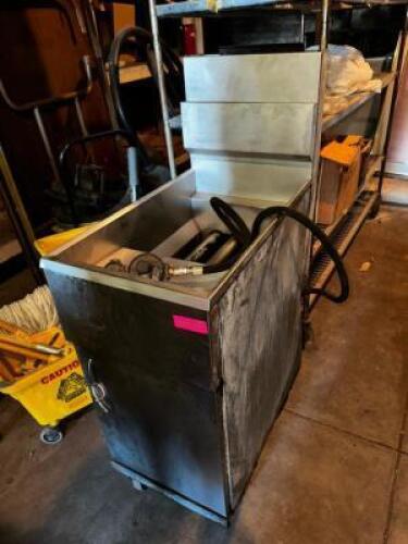 DESCRIPTION 40 LB. PROPANE DEEP FRYER ADDITIONAL INFORMATION LP GAS W/ HOSE. LOCATION STORAGE SHED QTY 1