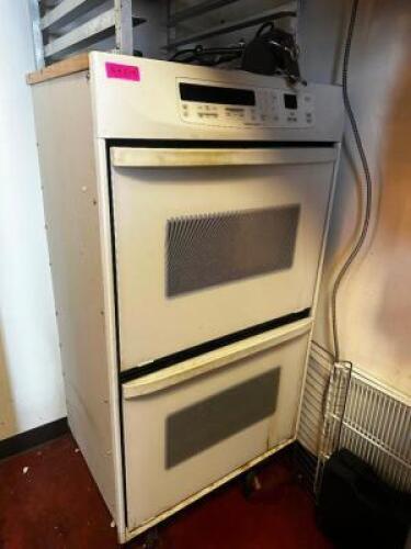 DESCRIPTION: HOUSE HOLD DOUBLE STACK ELECTRIC OVEN. BRAND / MODEL: BLACK AND DECKER. LOCATION: ROOM 3 QTY: 1