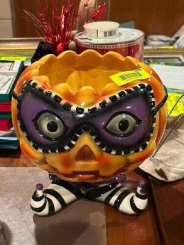 DESCRIPTION: VINTAGE HALLOWEEN POT LOCATION: ROOM 3 THIS LOT IS: ONE MONEY QTY: 1