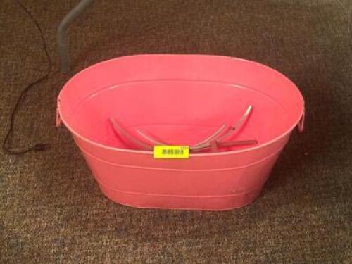 DESCRIPTION: ICE BUCKET LOCATION: BANQUET ROOM THIS LOT IS: ONE MONEY QTY: 1
