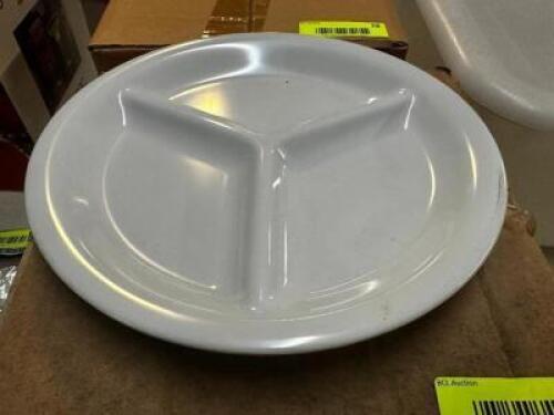 (12) 9" WHITE PLASTIC DIVIDED PLATES ( NEW )