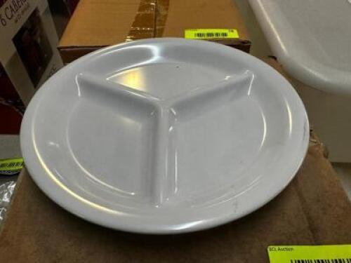 (12) 9" WHITE PLASTIC DIVIDED PLATES ( NEW )