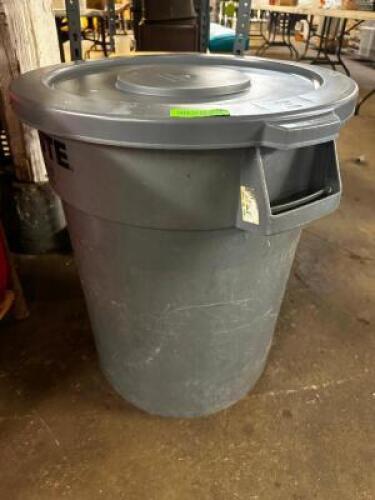 30 GALLON RUBBERMAID BIN W/ LID