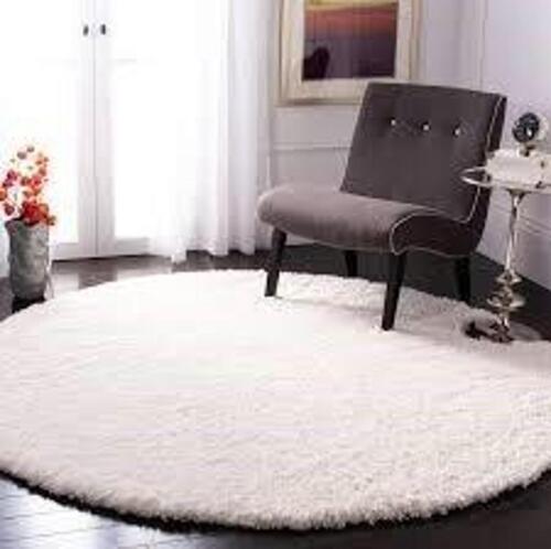 DESCRIPTION: (1) THROW RUG INFORMATION: WHITE SIZE: 5'3" ROUND RETAIL$: $60.00 EA QTY: 1