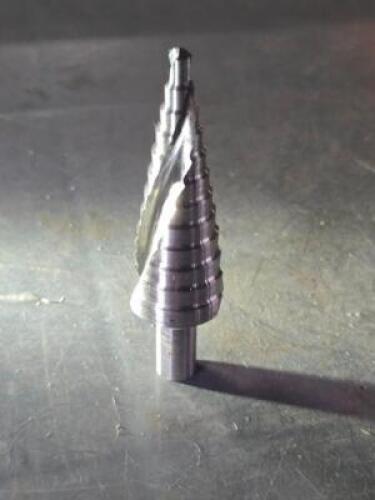 DESCRIPTION: (2) HSS STEP DRILL BIT BRAND/MODEL: HERTEL 43274745 SIZE: 3/8" SD 3/16" MIN DIA RETAIL$: $128.30 QTY: 2
