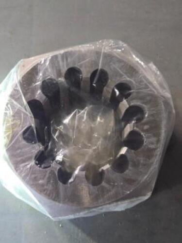 DESCRIPTION: (1) CARBON STEEL HEX RETHREADING DIE BRAND/MODEL: VC 03900180 SIZE: 3"-8 NPT RETAIL$: $675.49 QTY: 1