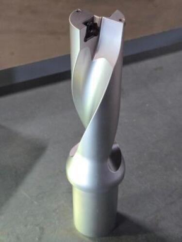DESCRIPTION: (1) INDEXABLE INSERT DRILL BRAND/MODEL: SUMITOMO WDX370D3S40 SIZE: 37mm MAX DIA 116mm MAX DEEP RETAIL$: $781.45 QTY: 1