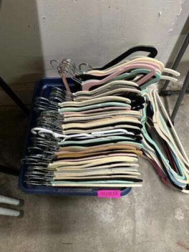 ASSORTED NON-SLIP HANGARS