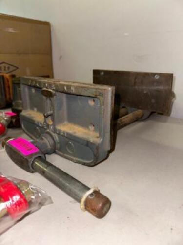 HEAVY DUTY BENCH VISE