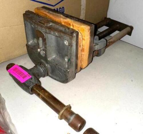HEAVY DUTY BENCH VISE