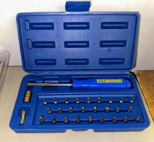 SCREWDRIVER SET WITH ASSORTED BITS