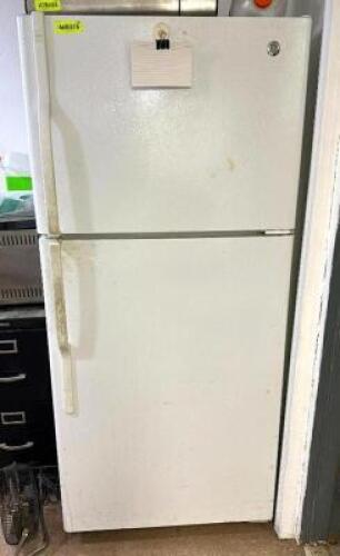 TOP FREEZER REFRIGERATOR