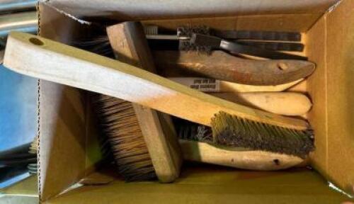 ASSORTED CLEANING BRUSHES