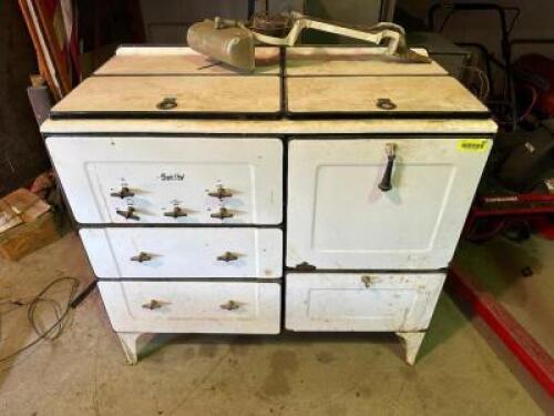 VINTAGE MAGIC CHEF GAS RANGE WITH BROILER