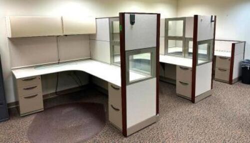 3-SECTION CUBICLE UNIT WITH GLASS DIVIDERS