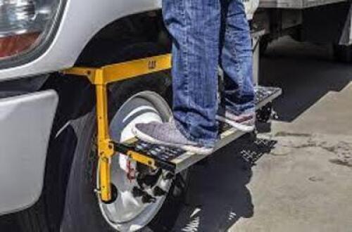 DESCRIPTION: (1) TIRE STEP LADDER BRAND/MODEL: CAT INFORMATION: YELLOW WITH BLACK, STEEL RETAIL$: $84.99 EA QTY: 1