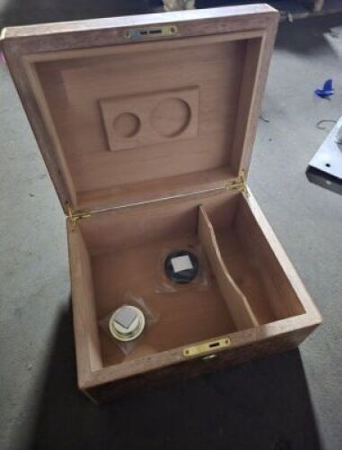 DESCRIPTION: (1) CIGAR HUMIDOR BRAND/MODEL: INCLUDES HUMIDIFIER AND HYGROMETER QTY: 1