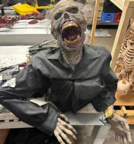 POISON PROPS CEILING DWELLER ANIMATRONIC PROP.