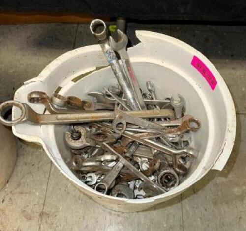 BUCKET WITH ASSORTED COMBINATION WRENCHES