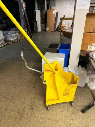 COMMERCIAL ROLLING MOP BUCKET WITH MOP