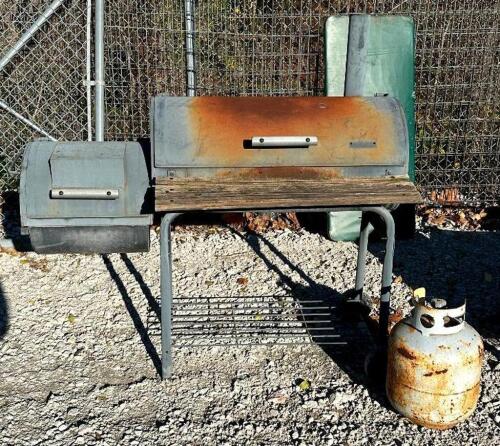 GRILL WITH SMOKER