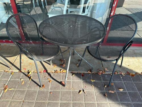 31" ROUND METAL PATIO TABLE W/ (3) CHAIRS.