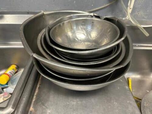 (1) LOT OF ASSORTED STAINLESS MIXING BOWLS